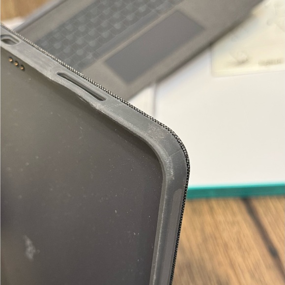 Logitech Combo Touch detachable keyboard case with trackpad and Smart Connector - Picture 5 of 11